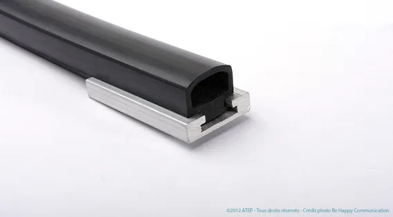 Profilé extrudé noir avec insert en aluminium